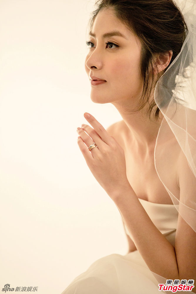 陈慧琳再披婚纱秀性感 潮妈短发清爽