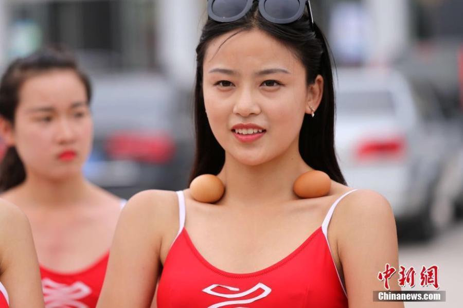 组图:选美小姐泳装挑战锁骨放鸡蛋 反手摸肚脐_高清图集_新浪网