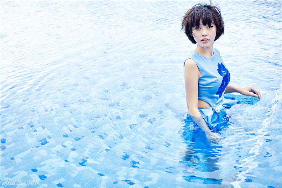 组图:张佳宁泳池湿身写真 清新灵动似出水芙蓉_高清图集_新浪网