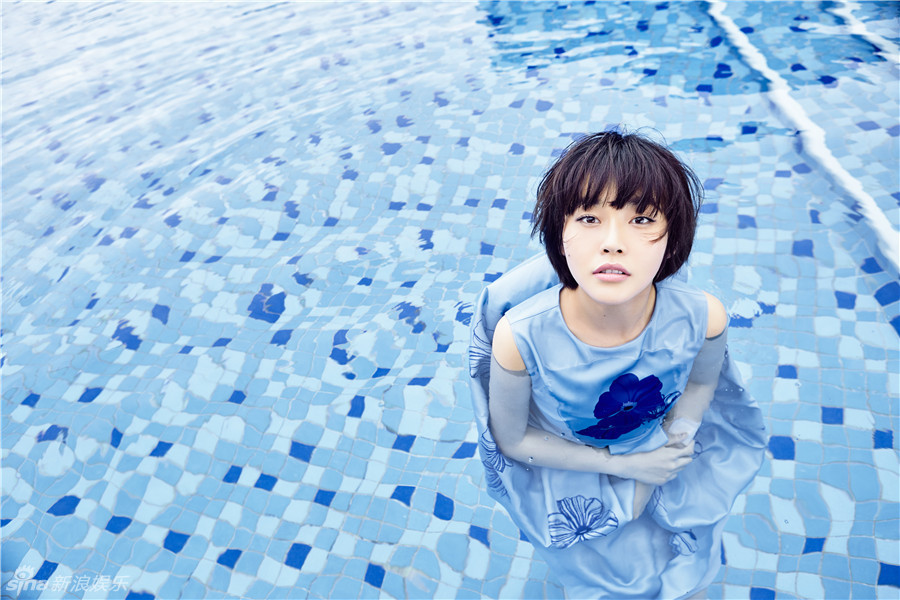 组图:张佳宁泳池湿身写真 清新灵动似出水芙蓉_高清图集_新浪网