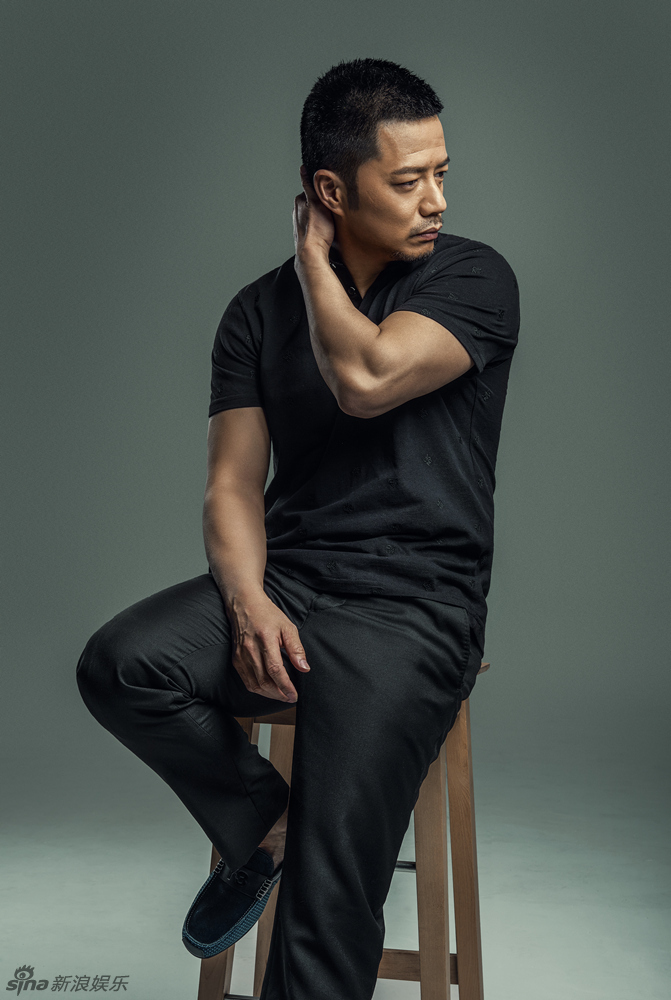 新浪娱乐 段奕宏日前曝光了一组封面写真,他变身居家
