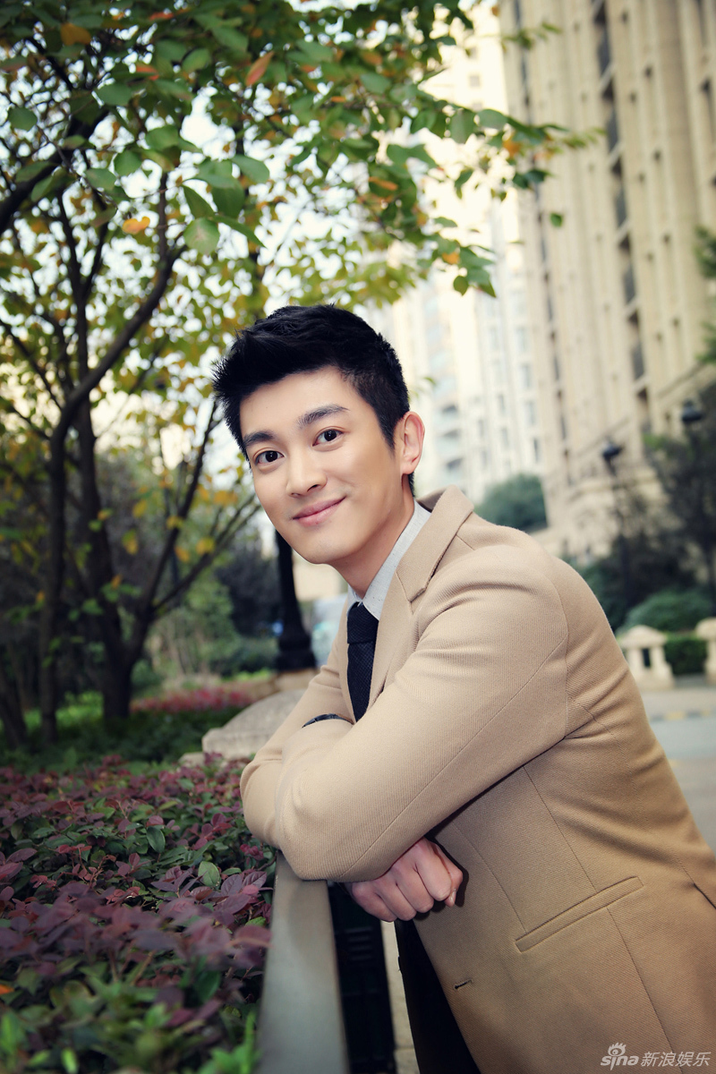 杜江变身树下安静美少年