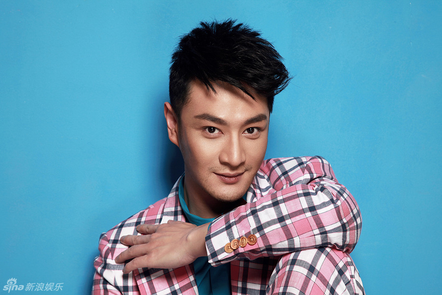 新浪娱乐讯 近日,张明明曝光一组蓝色系新写真,一袭格子西装尽显帅气