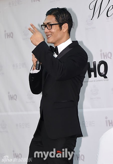 新浪娱乐讯 26日下午,韩国男团god成员朴俊亨在首尔举行了婚礼发布会.