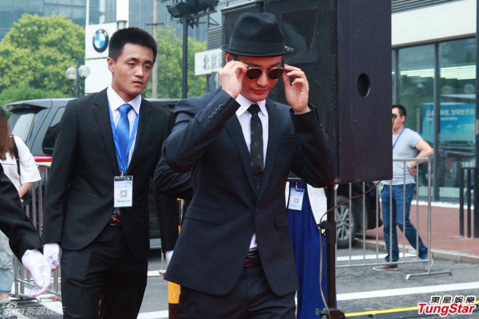 黄晓明帅气站台捞金 多名保镖护驾派头十足