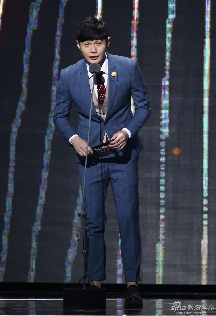 组图:李荣浩现身典礼颁奖 蓝色西装显绅士魅力_高清图集_新浪网