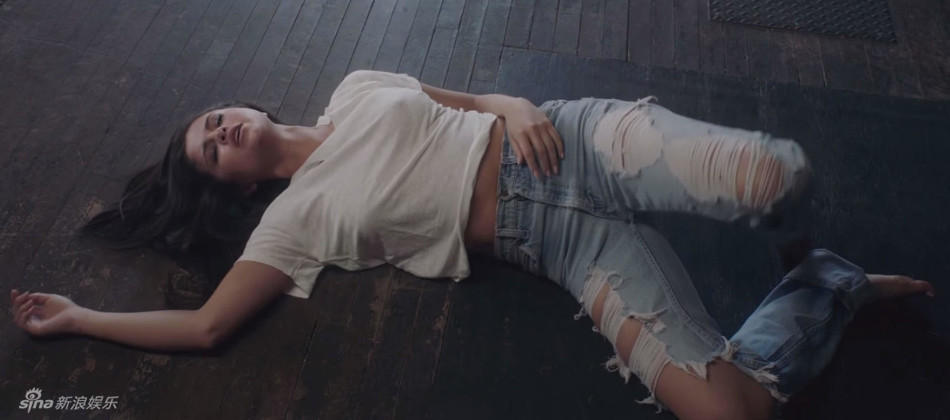 组图:赛琳娜脱衣湿身诱惑 曲线火辣表情销魂_高清图集_新浪网