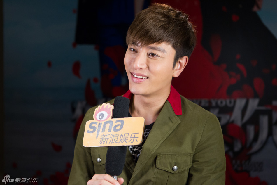 贾乃亮军绿配豹纹 前卫花裤玩混搭