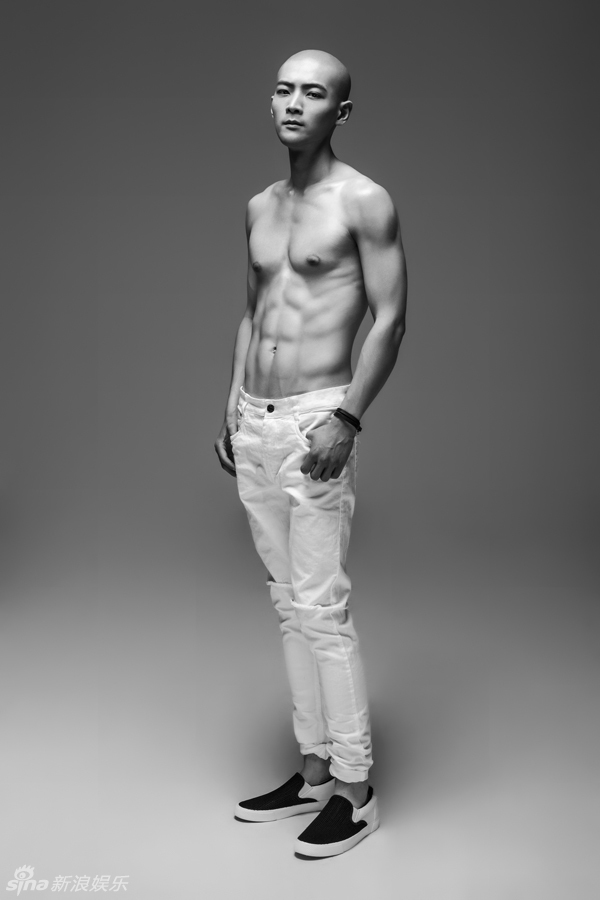 新浪娱乐讯 郑龙半裸上身出镜,将脱衣有肉的坚实身材展露无遗,再加上