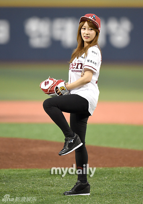 新浪娱乐讯 6月30日下午,韩国美女主播尹才仁亮相首尔某棒球场,担任了