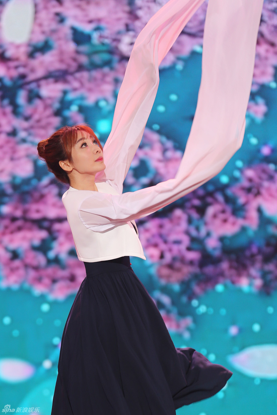 组图:柳岩水袖扇舞浪漫唯美 身姿柔美曼妙_高清图集_新浪网