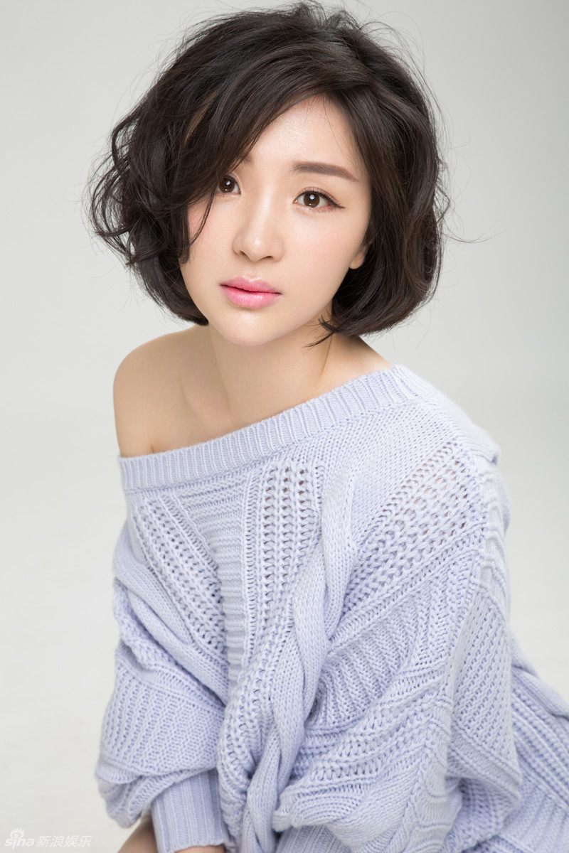 组图:鸿利推写真慵懒性感 香肩微露_高清图集_新浪网