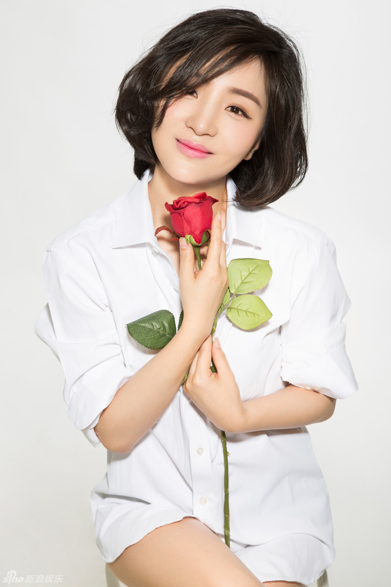 组图:鸿利推写真慵懒性感 香肩微露