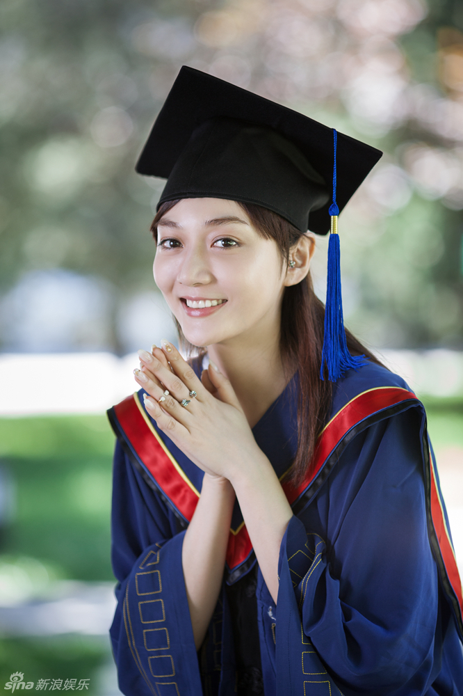 组图:潘之琳硕士毕业照曝光 高颜值学霸致青春