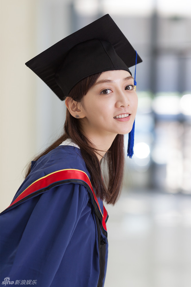 组图:潘之琳硕士毕业照曝光 高颜值学霸致青春