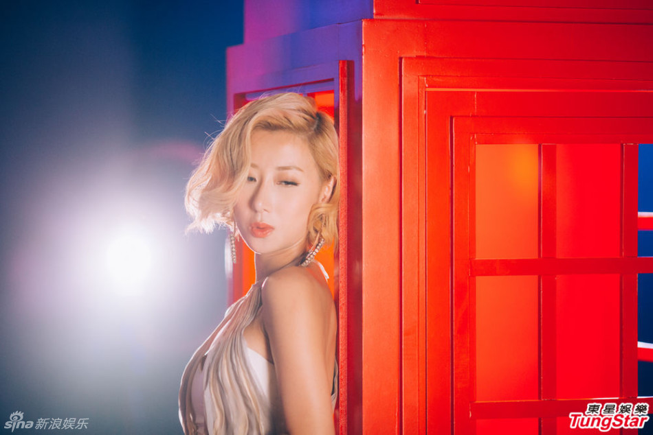 组图:泳儿变金发女郎秀性感 低头露乳沟美艳