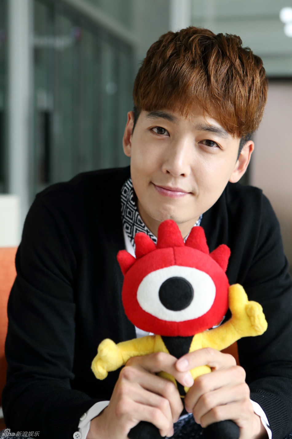 新浪娱乐讯 在《陷入纯情》中饰演姜敏浩的郑敬淏对话小浪,郑敬淏表示