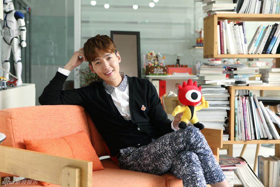 新浪娱乐讯 在《陷入纯情》中饰演姜敏浩的郑敬淏对话小浪,郑敬淏表示