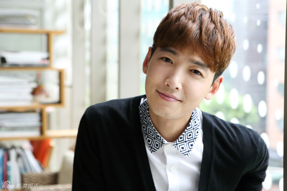 新浪娱乐讯 在《陷入纯情》中饰演姜敏浩的郑敬淏对话小浪,郑敬淏表示