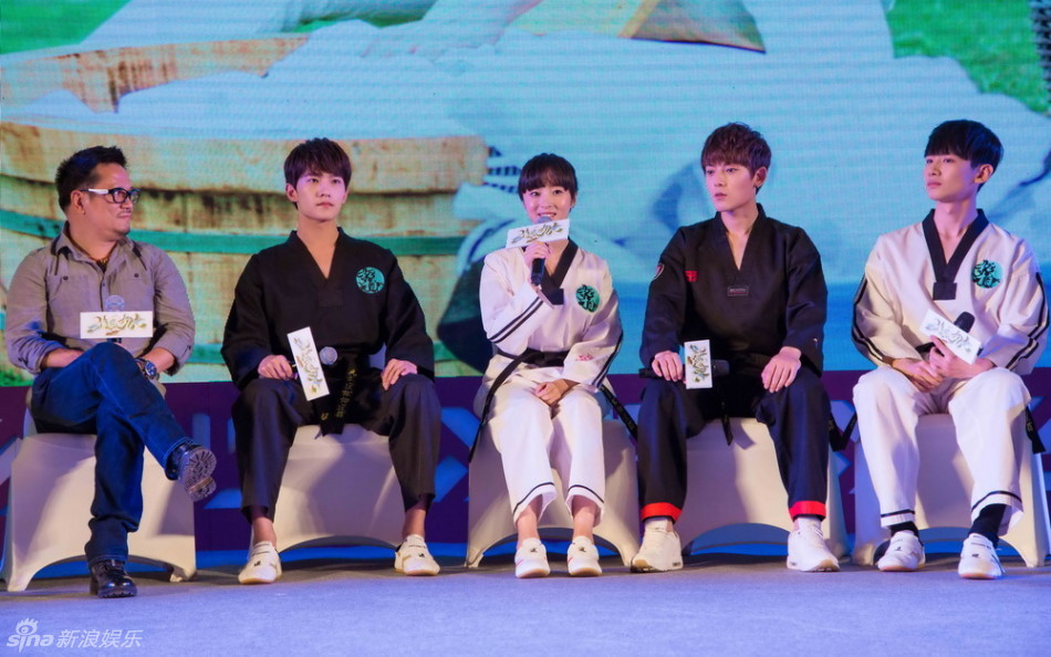 组图:《旋风少女》杨洋秀腿功 何洁带孕现身_高清图集_新浪网