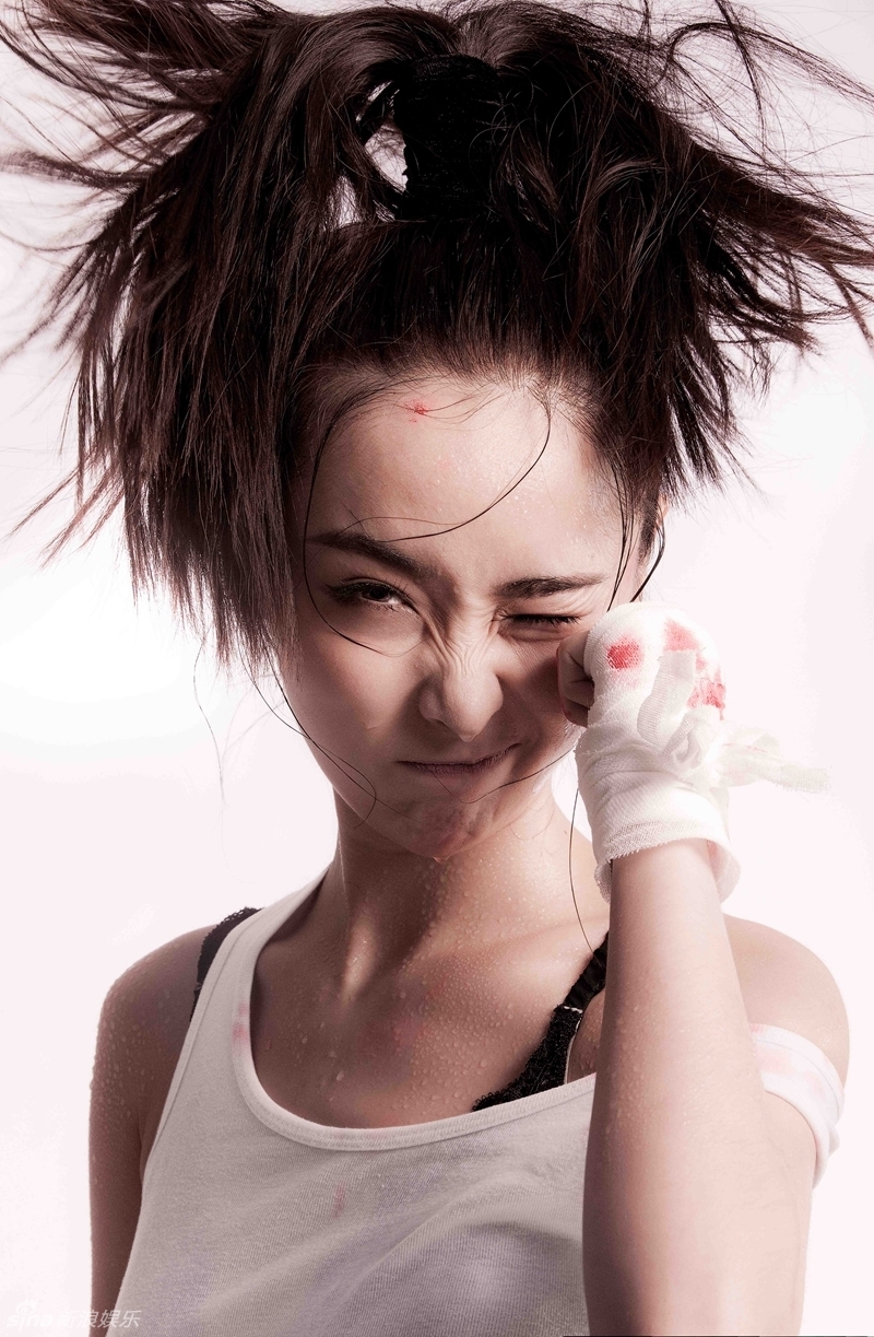 下载原图 新浪娱乐讯 一向以温婉形象示人的李曼也显现出女汉子的一面