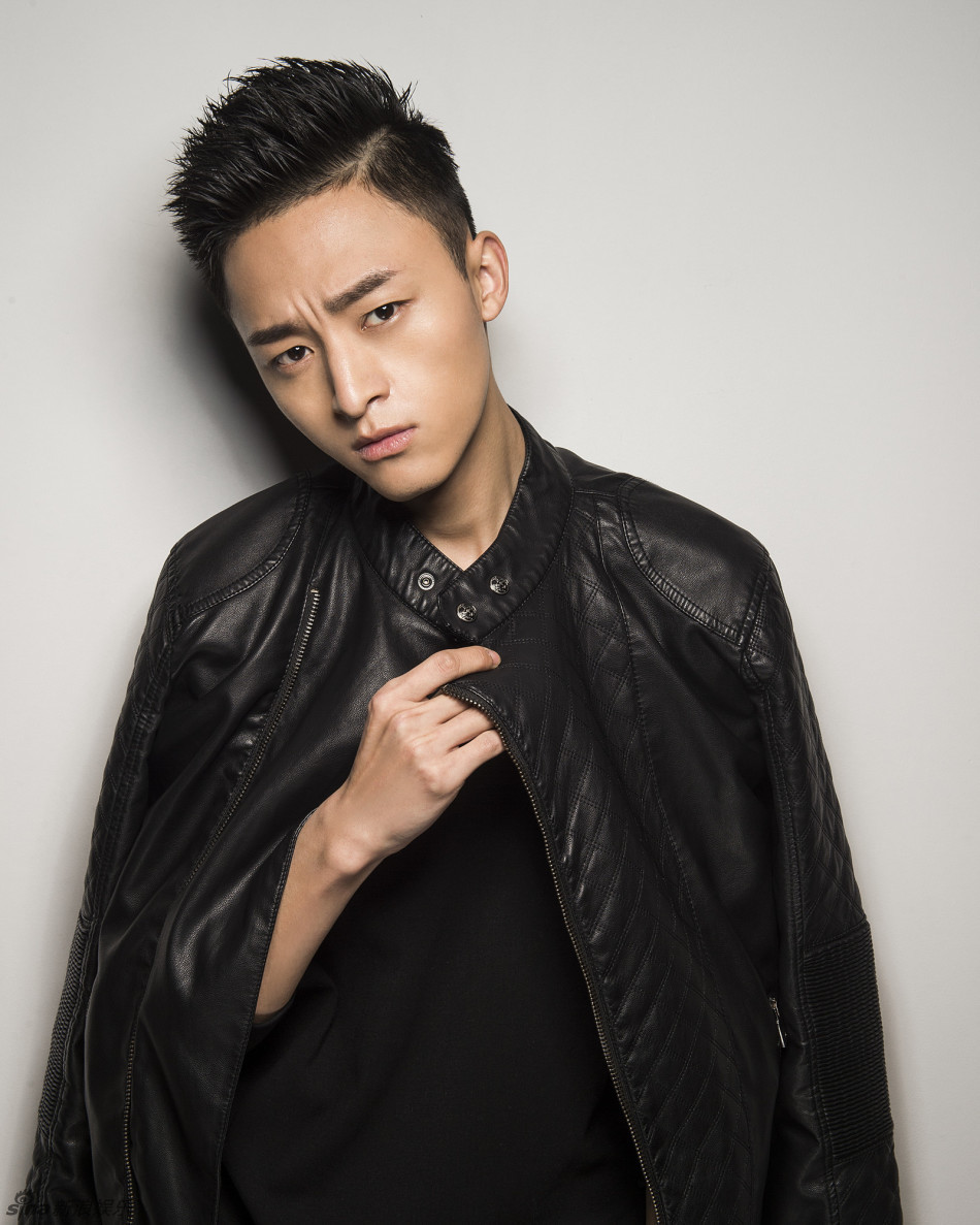 新浪娱乐讯 在《少年班》里饰演痞少常松的都金翰日前曝光一组写真