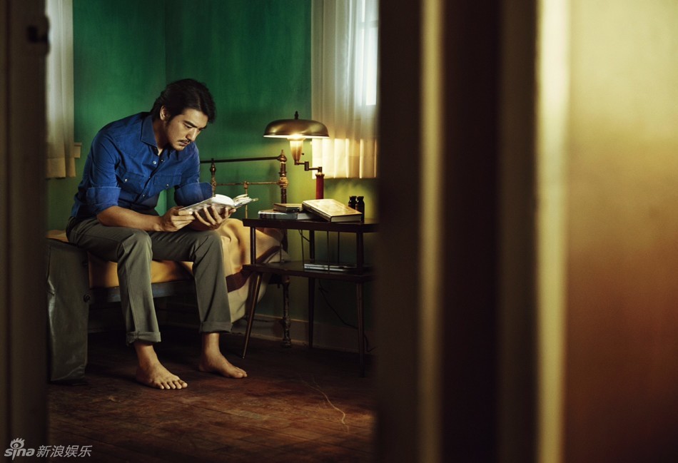 大叔金城武魅力宅男大片赤脚剃须