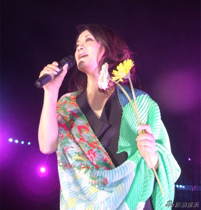 新浪娱乐讯 毛阿敏的成名比任何人都要顺利,但是她在娱乐圈的成长却比