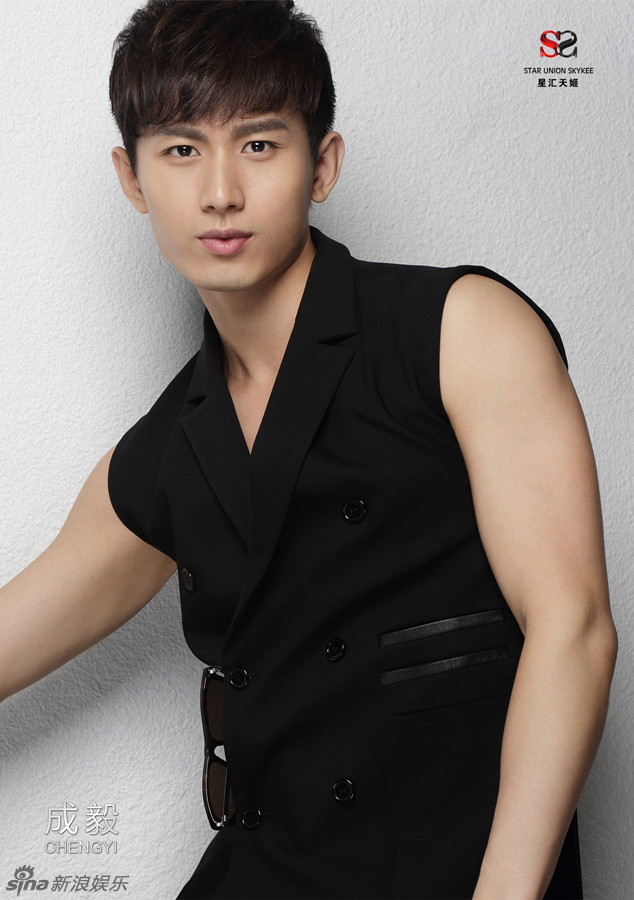 在近日曝光的一组最新时尚写真中,成毅身着无袖黑色上衣,大秀手臂肌肉