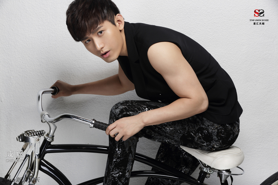 在近日曝光的一组最新时尚写真中,成毅身着无袖黑色上衣,大秀手臂肌肉