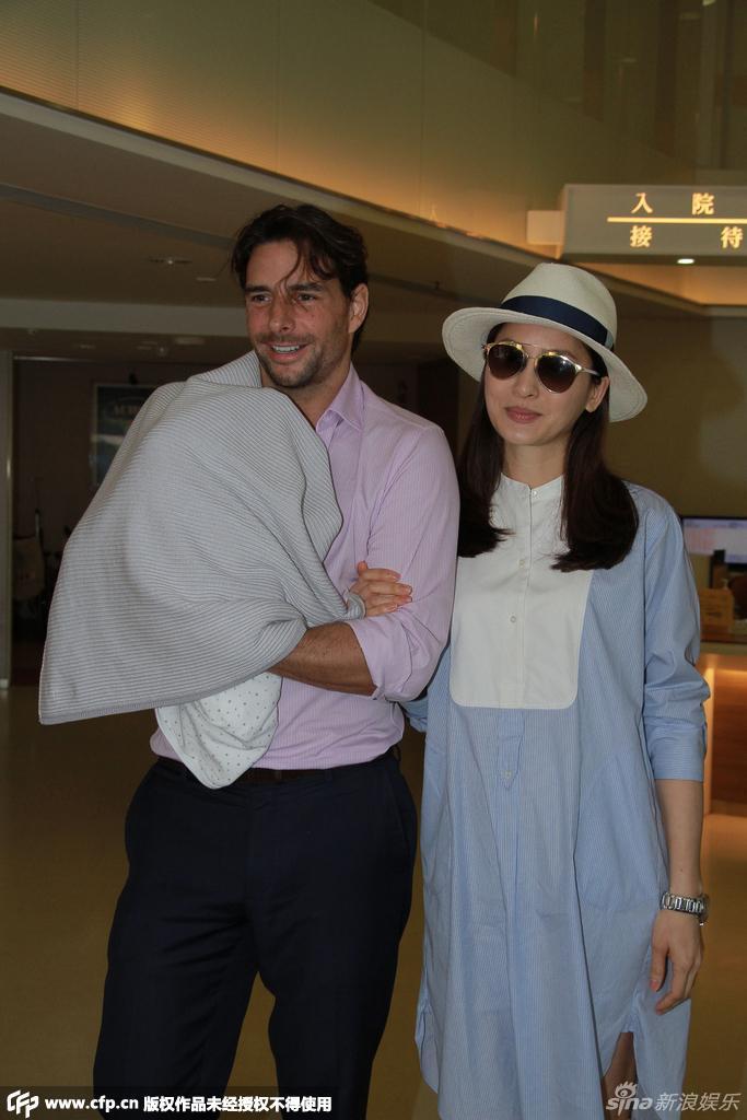 41岁周汶锜产子后出院 法国老公抱娃温馨