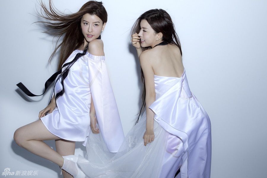 新浪娱乐讯 海蝶音乐旗下组合by2夏日仙女写真曝光,两位白衣少女展露