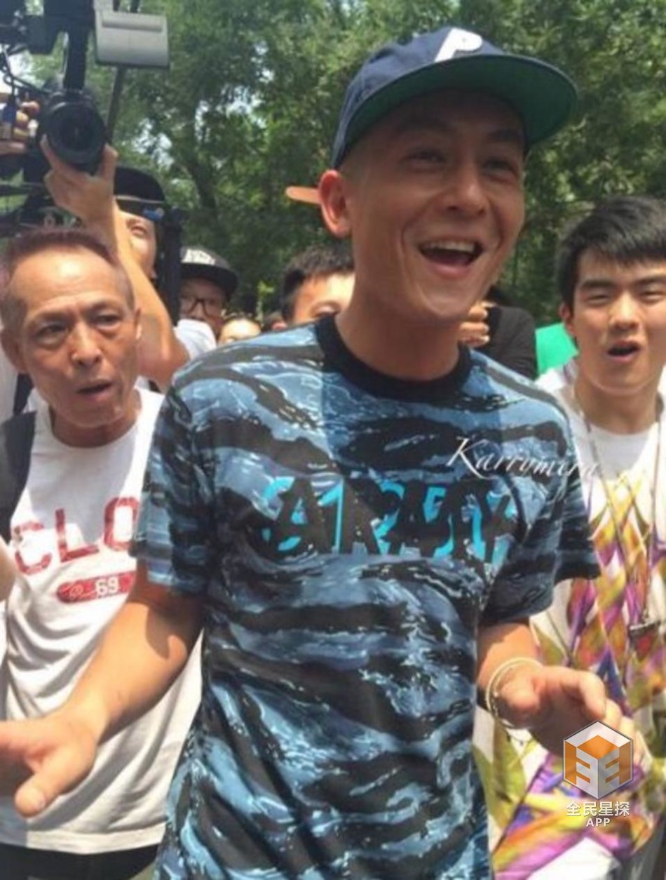 陈冠希潮装现身粉丝狂拍