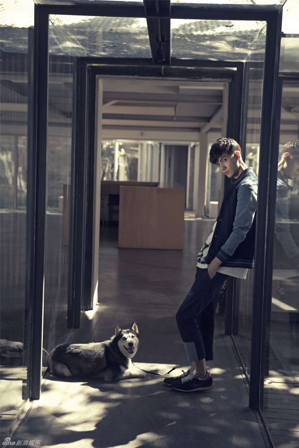 组图:任言恺李贤宰萌宠奇缘 秀肌肉展迷人笑容