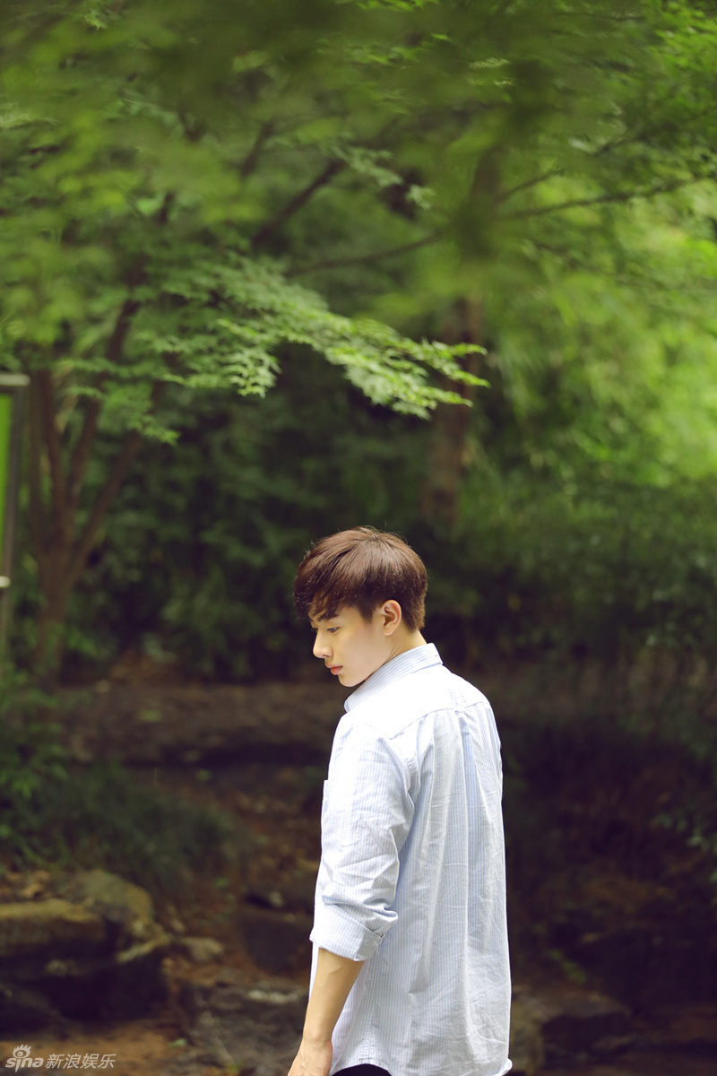 组图:王佑硕夏日暖心写真 展花美男独特魅力_高清图集_新浪网