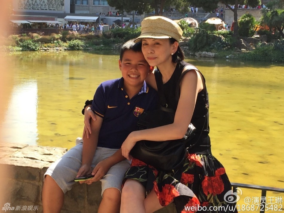 雪姨与儿子依靠合影