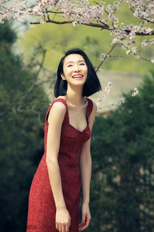 组图:陈丽娜夏日写真 优雅红裙大展青衣风范_高清图集_新浪网