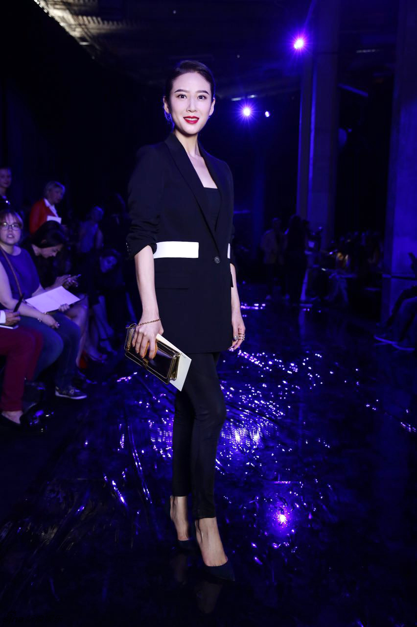 组图:赵柯亮相巴黎时装周 干练优雅驾驭自如_高清图集_新浪网