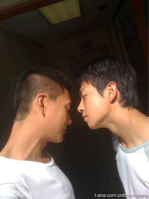 又舔又亲没节操!梁烈唯调戏基友黄宗泽超暧昧_高清图集_新浪网