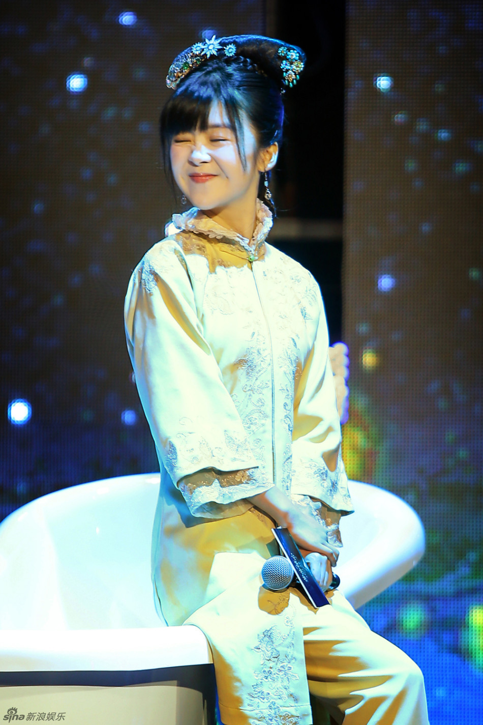 新浪娱乐讯 《新步步惊心》宋伊人一身淡黄旗装从浴缸中清爽亮相,犹如