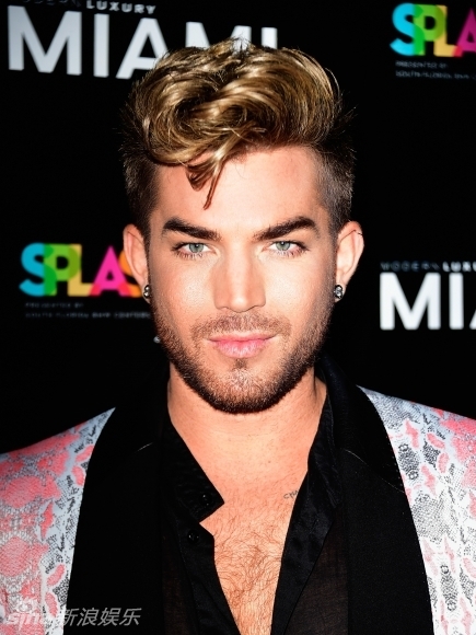 亚当兰伯特帅气难挡