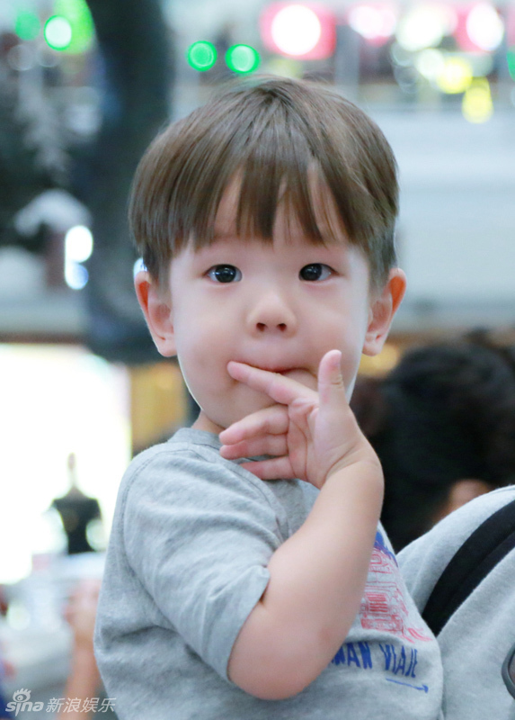 组图:杜江霍思燕机场人气高 嗯哼呆萌开心甜笑_高清图集_新浪网