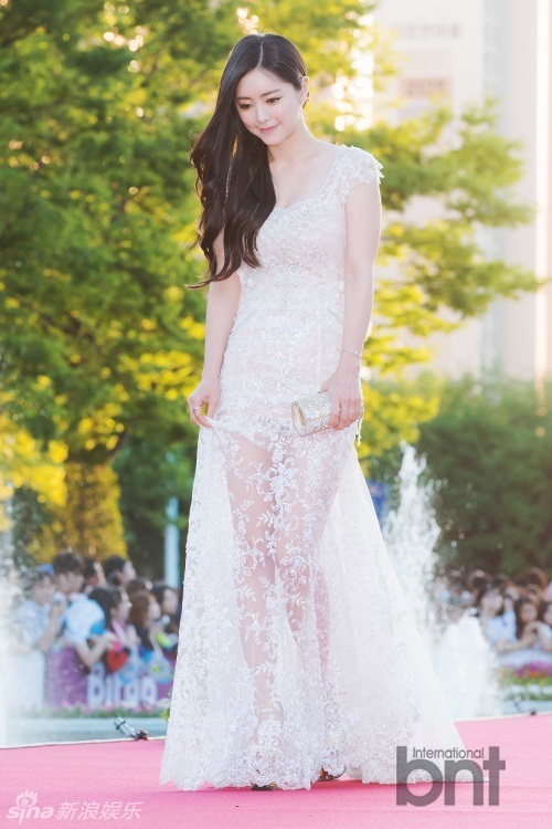 太夸张!韩18线女星走红毯 露出半侧红色胸罩_高清图集_新浪网