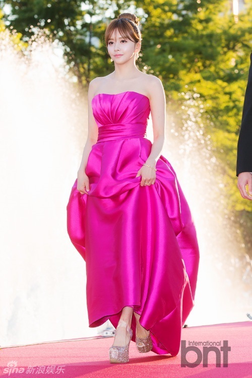 太夸张!韩18线女星走红毯 露出半侧红色胸罩_高清图集_新浪网