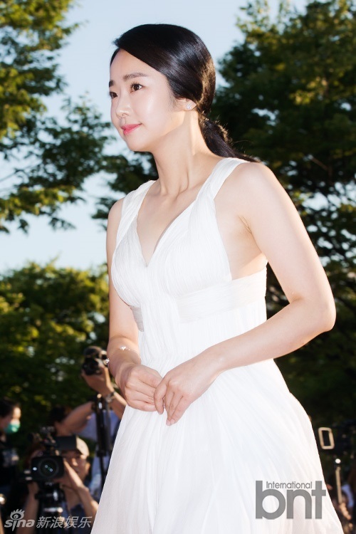 太夸张!韩18线女星走红毯 露出半侧红色胸罩_高清图集_新浪网