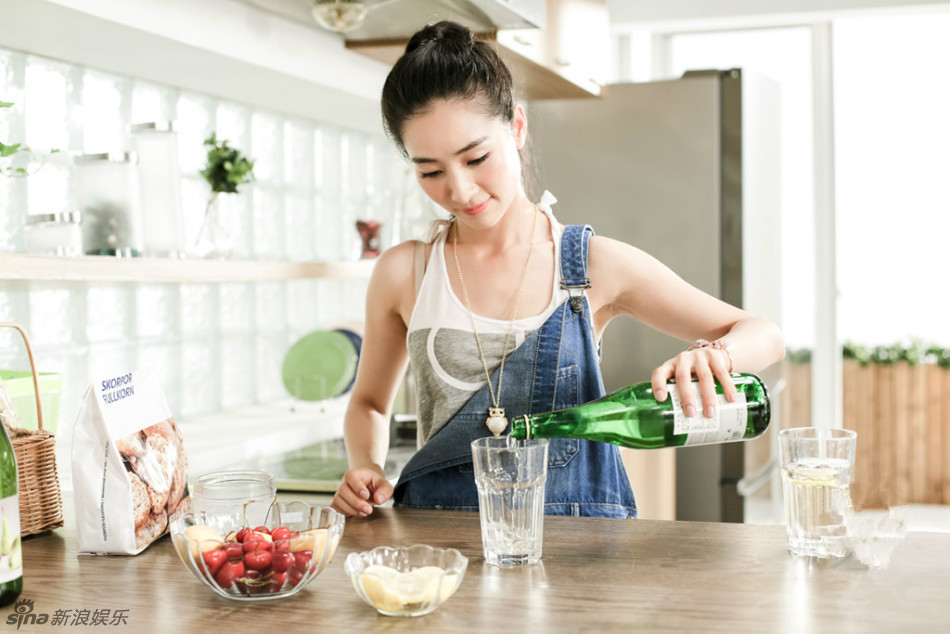 组图:陶昕然厨娘装秀色可餐 双面娇娃亦刚亦柔_高清图集_新浪网