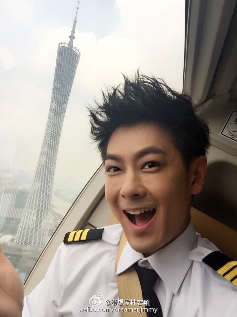 新浪娱乐讯 7月18日,林志颖在广州参加活动,变身帅气机长,万年冻龄脸