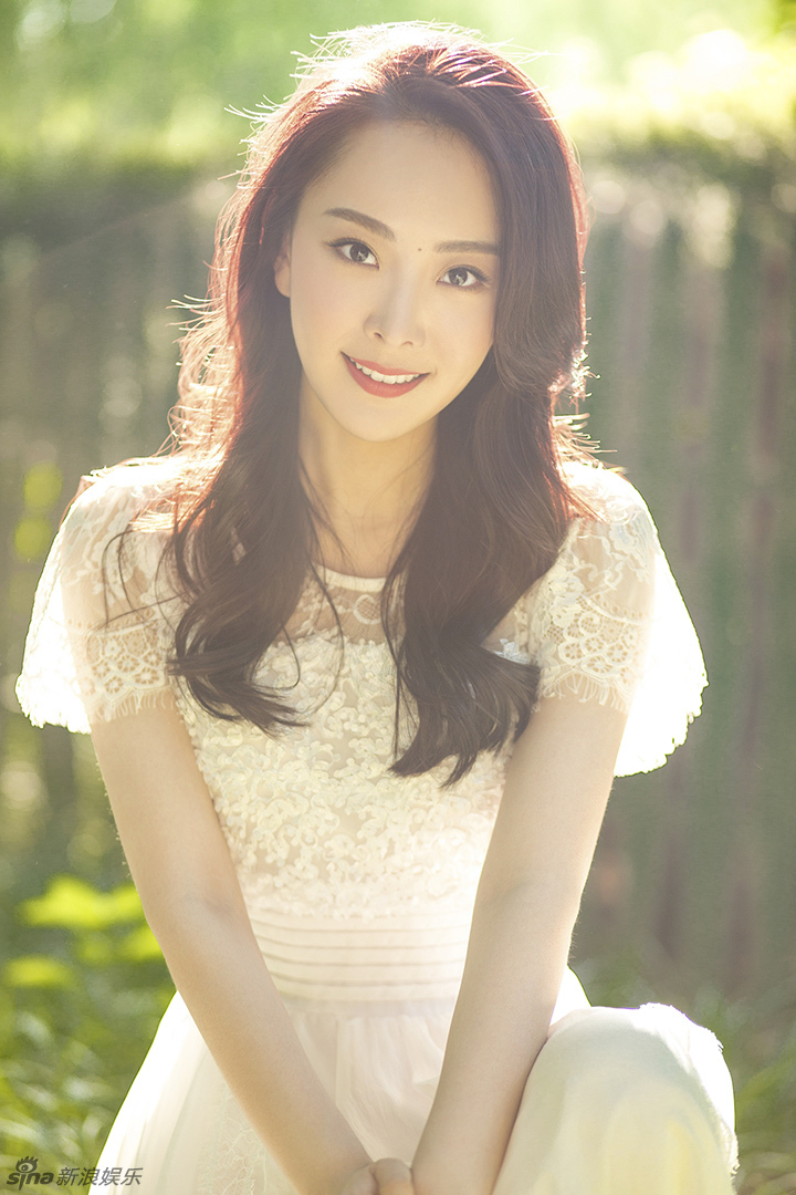 41 1 / 6 新浪娱乐讯 《花千骨》云牙的饰演者孙歌璐发布了一组写真