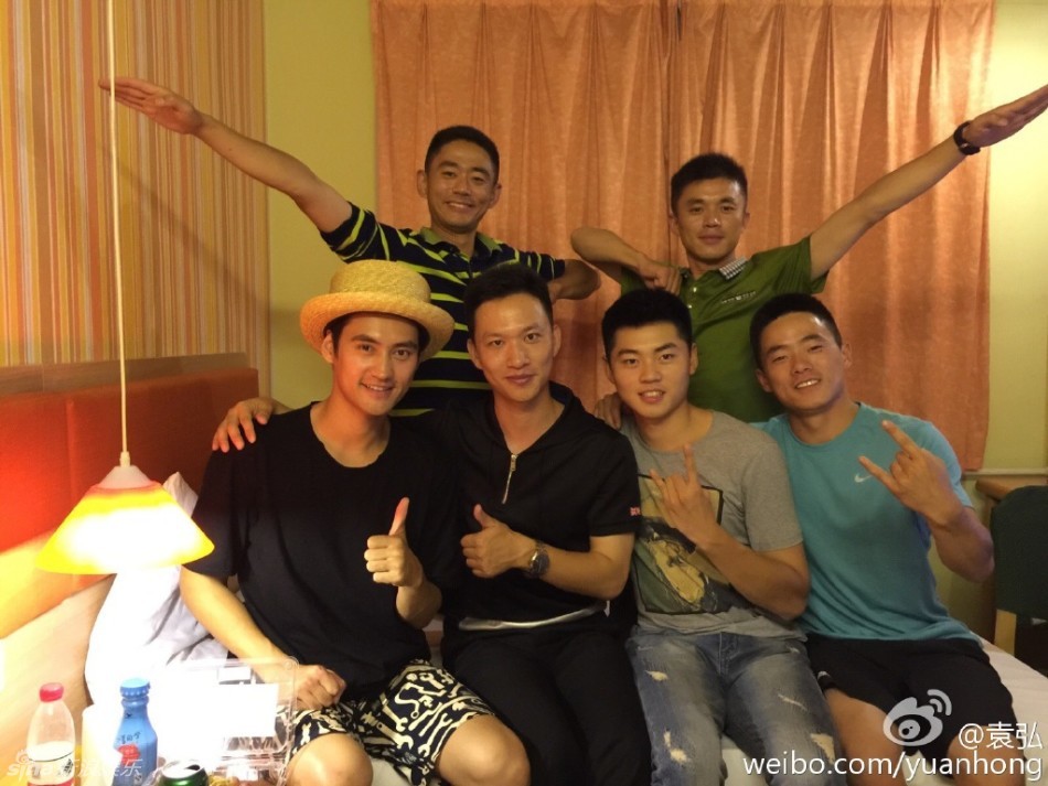 组图:袁弘与真男兵哥哥北京相聚 王金武等帅气_高清图集_新浪网