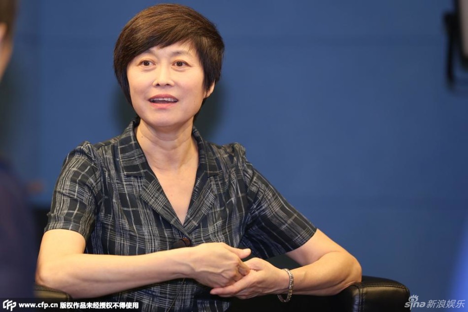 敬一丹穿套装显知性美 分享27年央视生涯